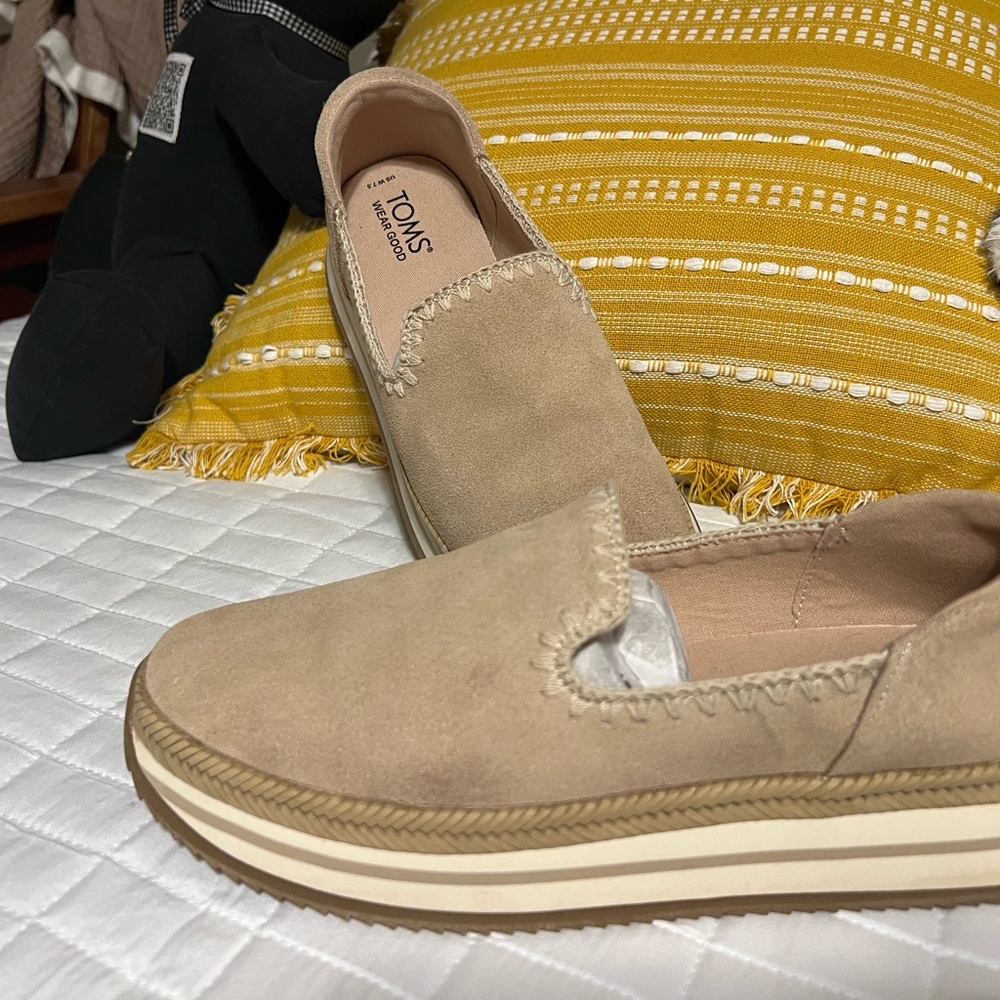 Step into Something with Style! Toms Beige Espadrille Platform Slip-On Sneakers - Picture 6 of 8